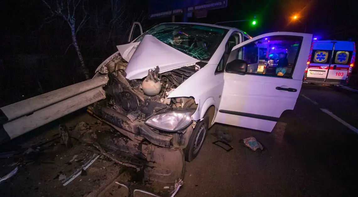 Мікроавтобус із Кропивницького налетів на металевий відбійник у столиці, є постраждалі (ФОТО) фото 1