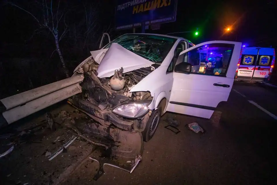 Мікроавтобус із Кропивницького налетів на металевий відбійник у столиці, є постраждалі (ФОТО) фото 1