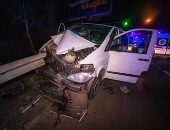 Мікроавтобус із Кропивницького налетів на металевий відбійник у столиці, є постраждалі (ФОТО) фото 1