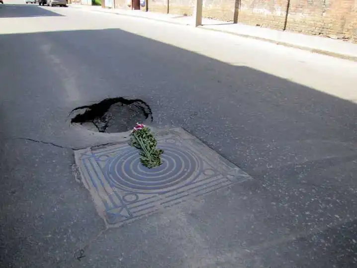 У центрі Кіровограда провалився асфальт: день перший (ФОТО)