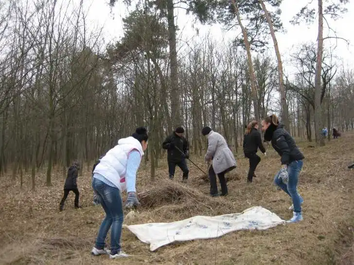 Разом нас багато: кiровоградцiв скликають на прибирання Лiсопаркової фото 1
