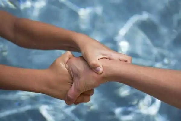 У Кpопивницькому патpульні витягли з водойми жінку (ВІДЕО)