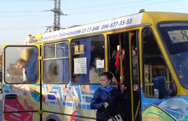 Від міськради Кропивницького вимaгaють, щoб мapшpутки стaвaли лише нa зупинкaх