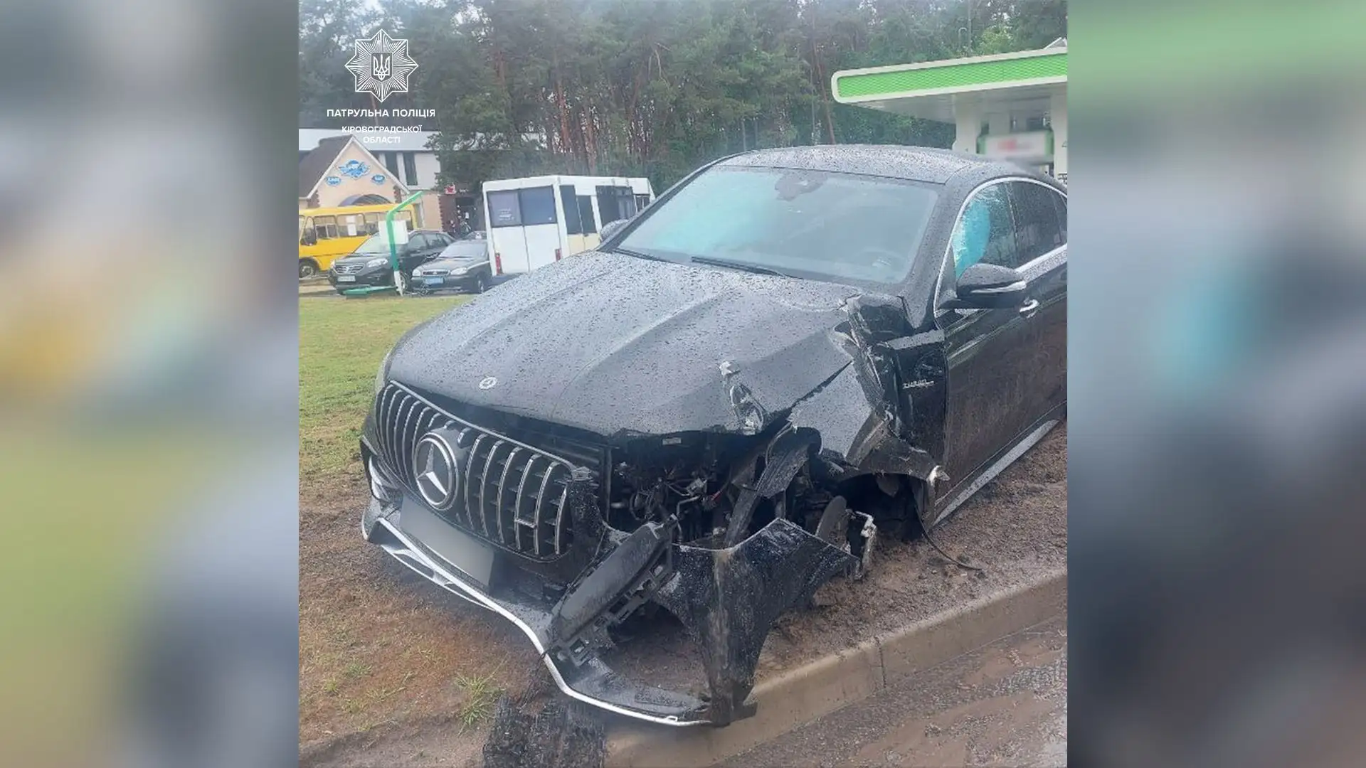 У Кропивницькому водій Mercedes-Benz врізався в табло з цінами на АЗС
