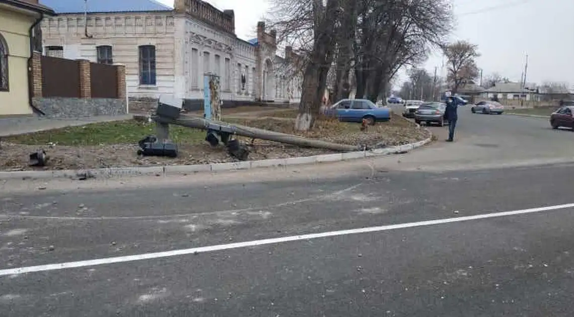 На Кіровоградщині поліція розшукує водія, який збив світлофор і втік з місця ДТП (ФОТО) фото 1