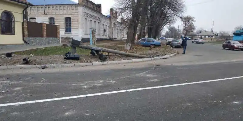 На Кіровоградщині поліція розшукує водія, який збив світлофор і втік з місця ДТП (ФОТО)