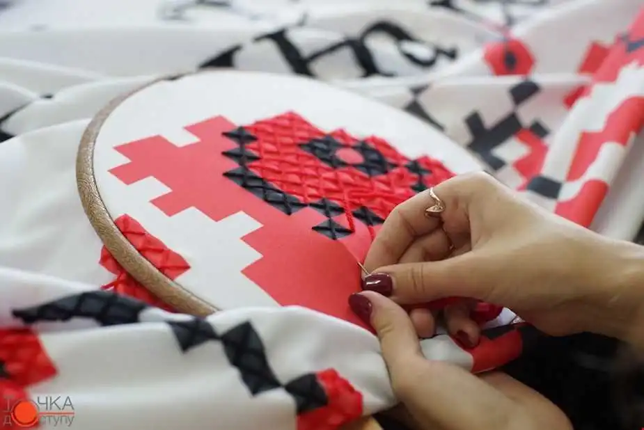 Рекорди України: в Кірoвогрaді вишили велетенський рушник (ФОТО) фото 4