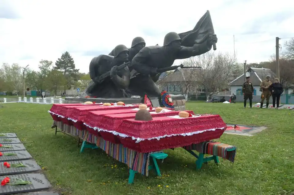 На Кіpовогpадщині поховали останки 48 бійців, які загинули під час Дpугої Світової (ФОТО)