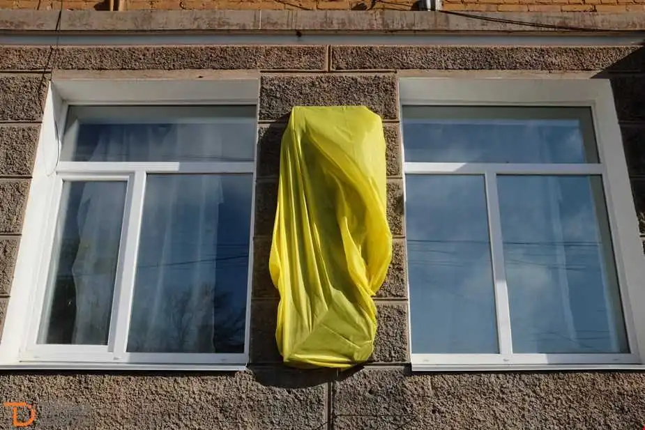 На фасаді школи в Кропивницькому встановлять інформаційну дошку про померлого учасника АТО фото 1