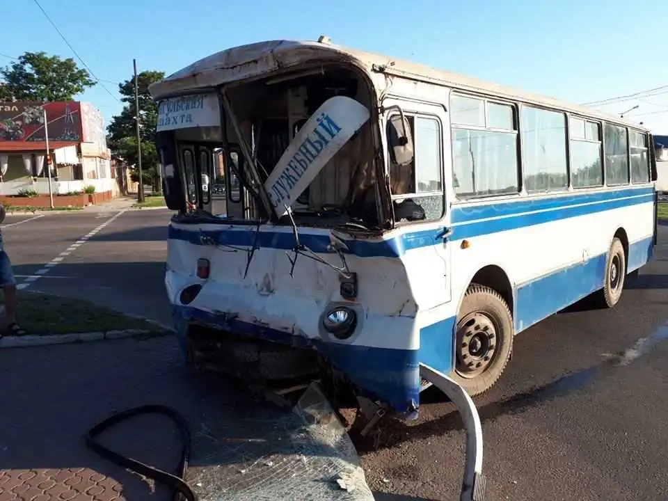У Кропивницькому автобус із шахтарями протаранив рефрижератор, травмовані в лікарні (ФОТО)