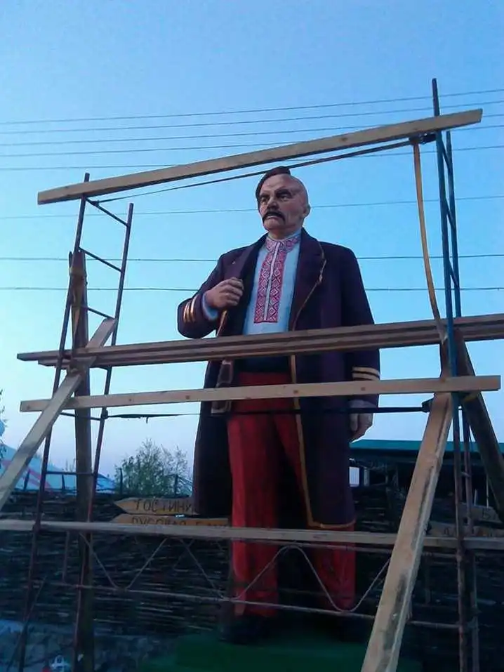 У Черкасах із останнього Леніна зробили козака (ФОТО) фото 1