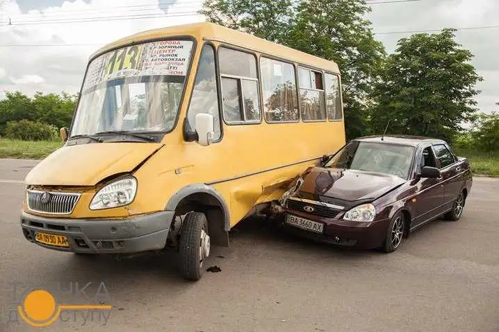 У Кіровограді знову сталася ДТП за участю маршрутки (ФОТО) фото 1