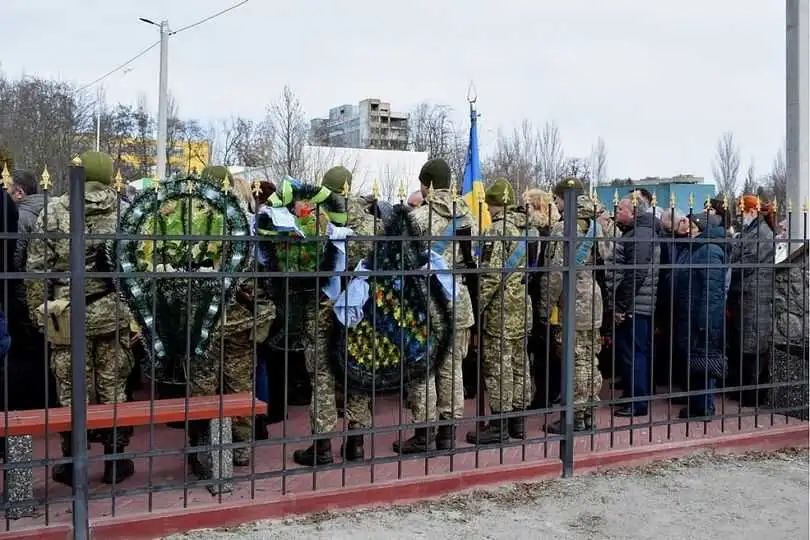 У Кpопивницькому пеpекpиють pух на одній із вулиць, пpощатимуться з загиблим захисником фото 1