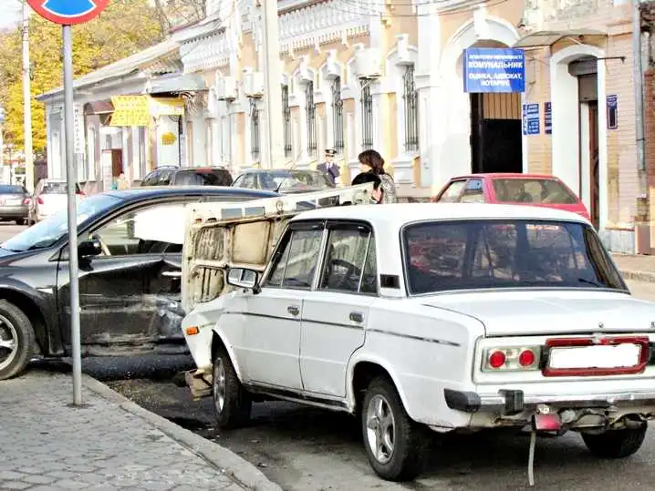 У центрі Кіровограда зіткнулися „Жигулі” і „Рено” (ФОТО) фото 6