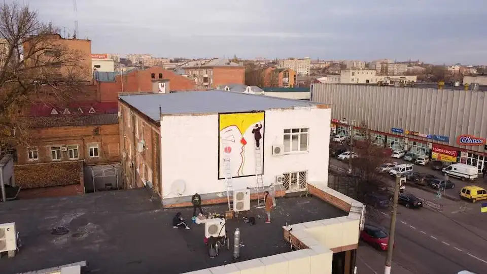 "Поцілунок": у центрі Кропивницького створили новий мурал (ФОТО)