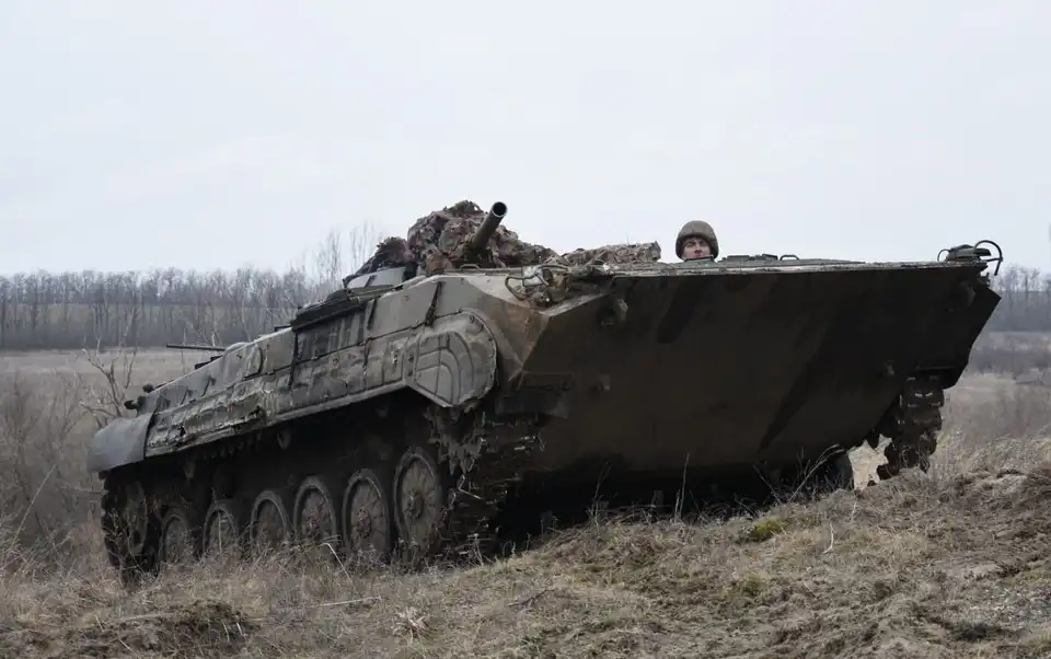 український військовий їде у БТР