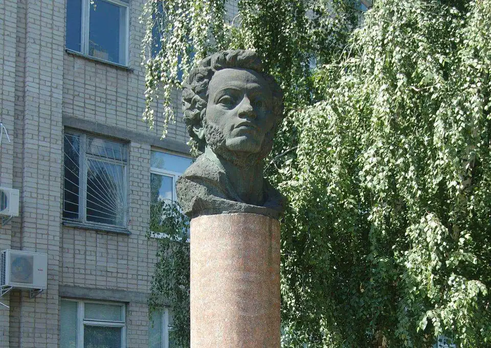 Педуніверситету в Кропивницькому рекомендують демонтувати погруддя pосійському поету Пушкіну