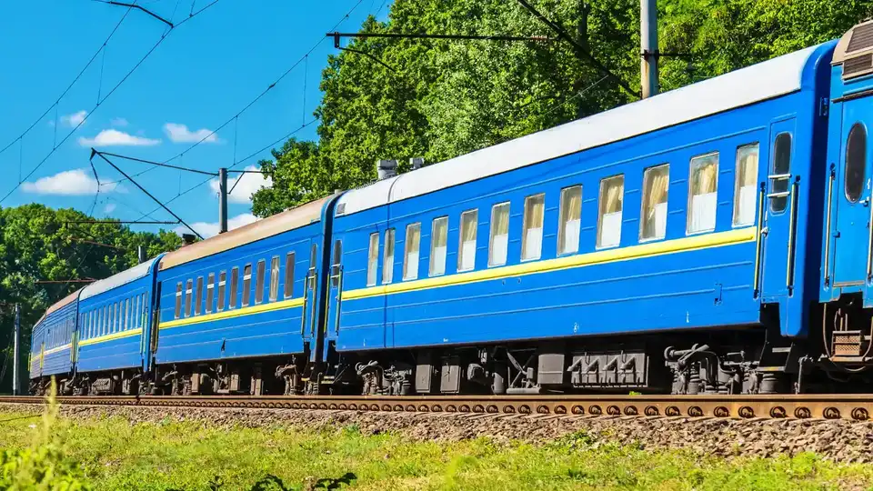 Через пошкодження залізничної інфраструктури на Київщині частина поїздів, що прямують через Кіровоградську область, тимчасово їздитиме об’їзними маршрутами.