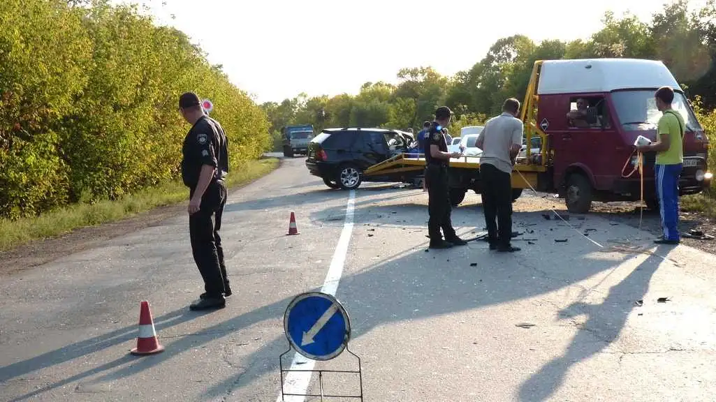 На Кіровоградщині зійшлись у «лобовій» дві іномарки, водіїв урятувало диво (ФОТО) фото 1