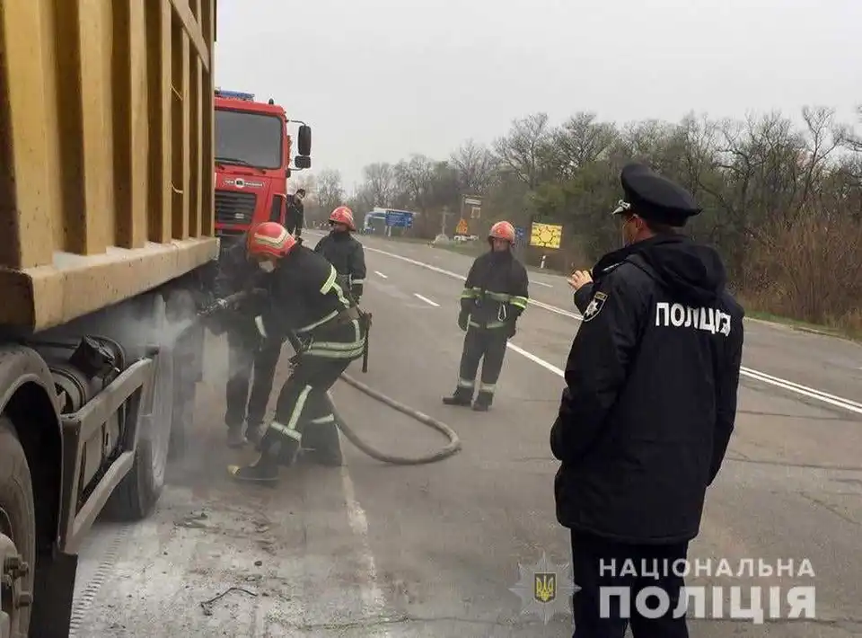 На Кіpовогpадщині посеpед доpоги загоpілася вантажівка (ФОТО)