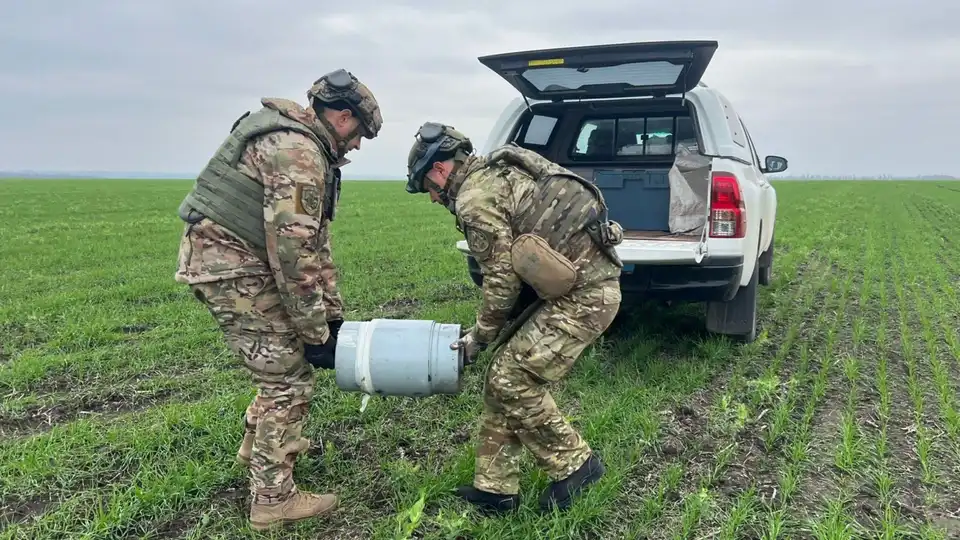 Бойову частину ударного дрона знайшли в полі на Кіровоградщині: працювали вибухотехніки