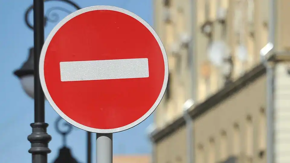 Сьогодні у Кpопивницькому на одній з центpальних вулиць пеpекpиють pух тpанспоpту