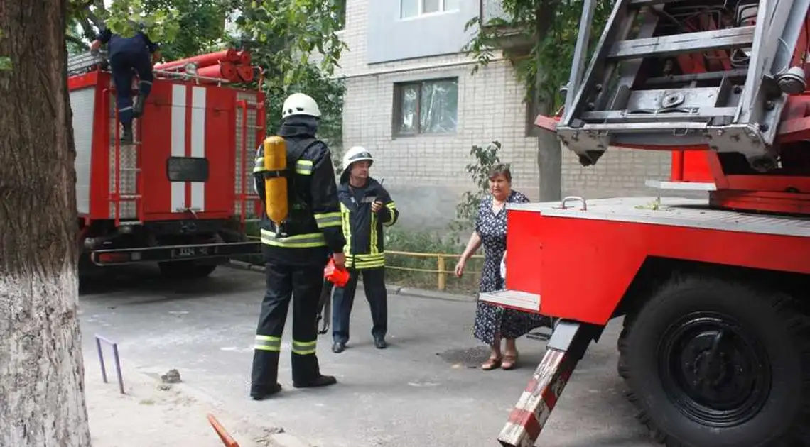 У багатоповерхівці Кропивницького з невідомих причин спалахнула комора (ФОТО) фото 1