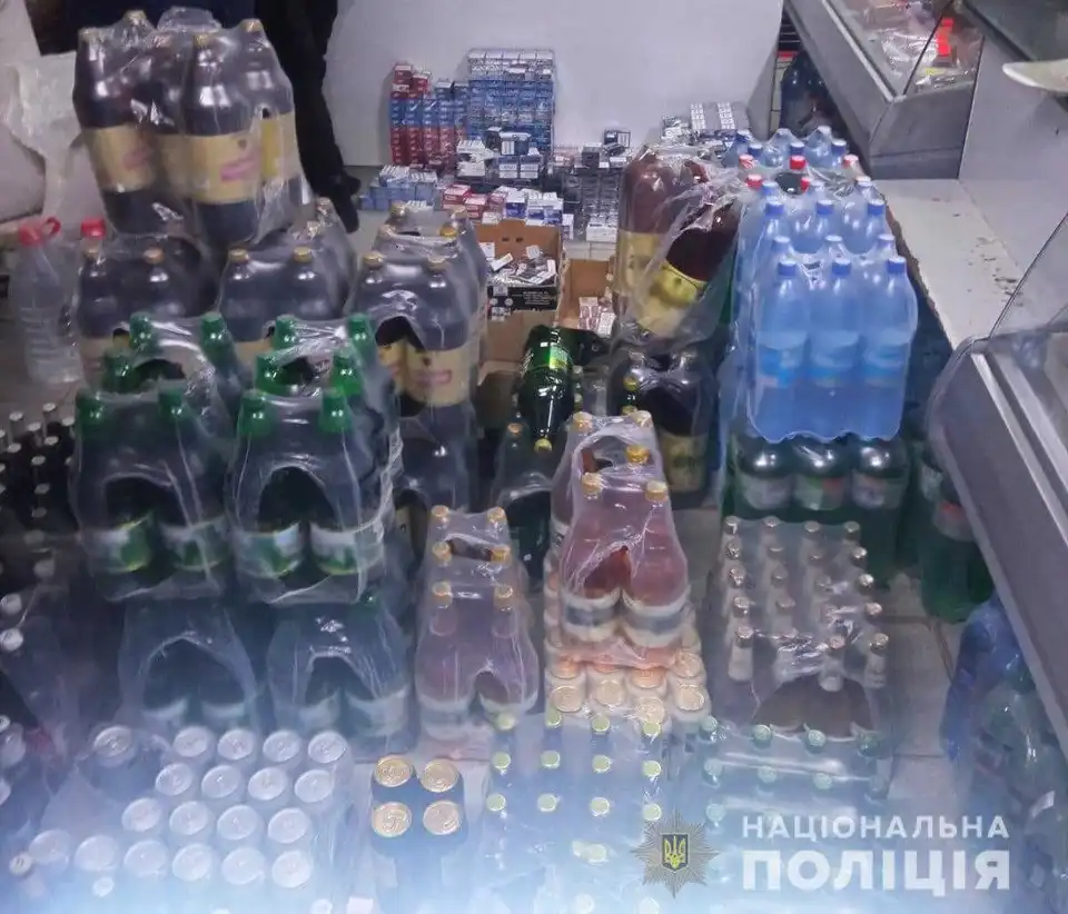 У Новомиргороді з магазина вилучили тисячу пачок сигарет та 50 л "слабоалкоголки" (ФОТО) фото 1