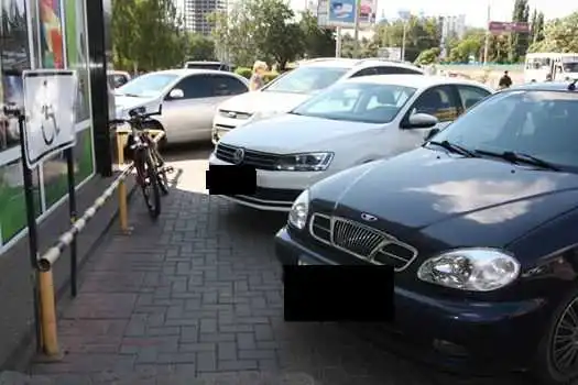 У Кропивницькому люди з обмеженими можливостями через горе-водіїв не змогли потрапити до супермаркету  (ФОТО) фото 1