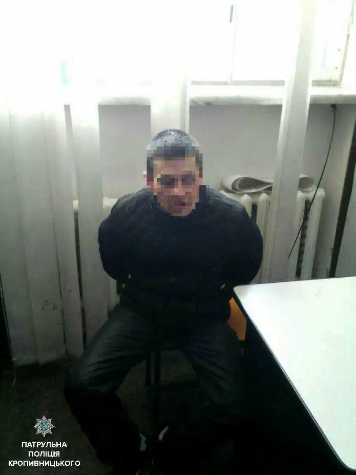 Чоловік у Кропивницькому «віджав» у жінки ноутбук і став швидкою здобиччю патрульних (ФОТО)