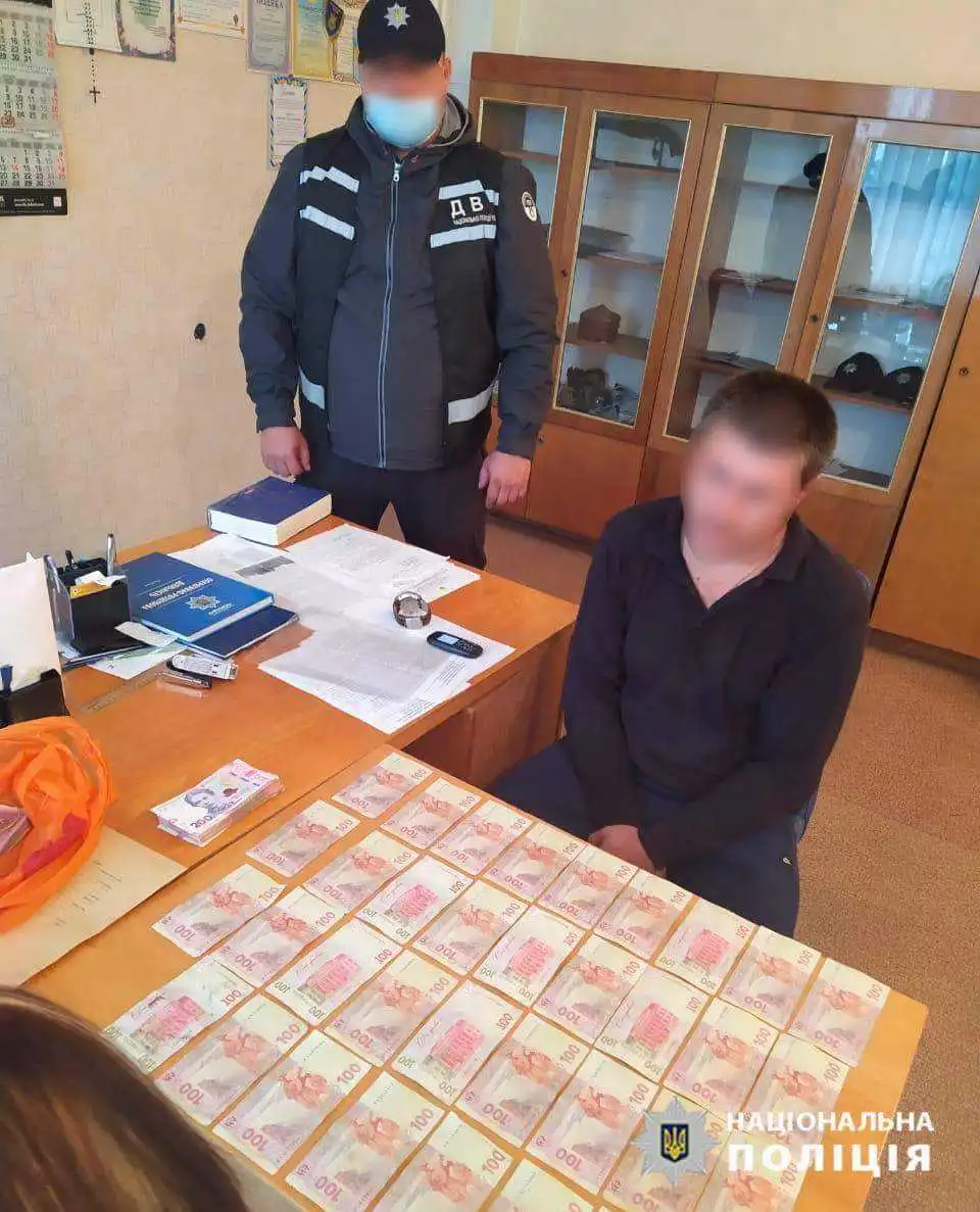 На Кіровоградщині чоловік намагався дати поліцейському 56 тисяч хабаря