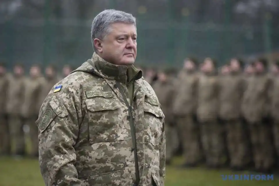 Порошенко назвав умови скасування воєнного стану