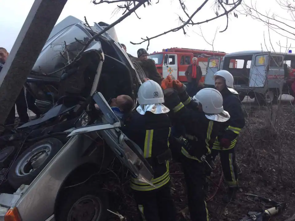Чоловіка на Кіровоградщині визволили  з понівеченого легковика (ФОТО)