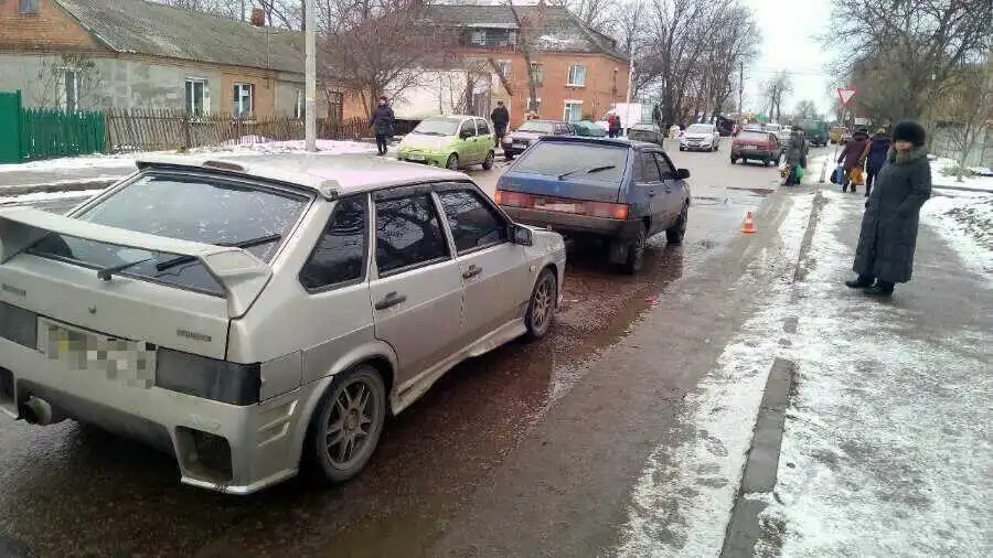 У Кропивницькому сірий ВАЗ влетів у синього «колегу» по вітчизняному автопрому (ФОТО)