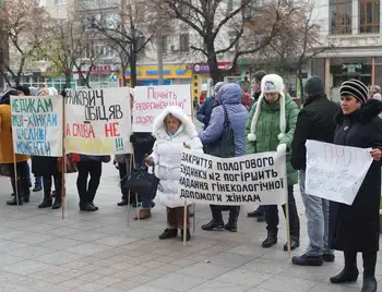 Остання надія: медики під міськрадою Кропивницького протестували проти об'єднання пологових будинків (ФОТОРЕПОРТАЖ) фото 1