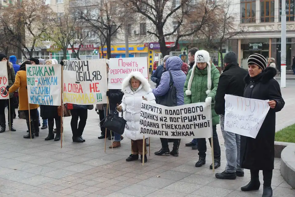 Остання надія: медики під міськрадою Кропивницького протестували проти об'єднання пологових будинків (ФОТОРЕПОРТАЖ) фото 1