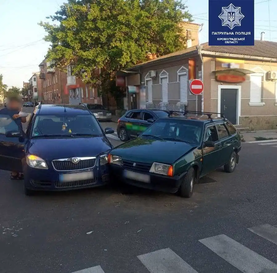 В центрі Кропивницького на перехресті зіткнулися Skoda та ВАЗ (ОНОВЛЕНО)
