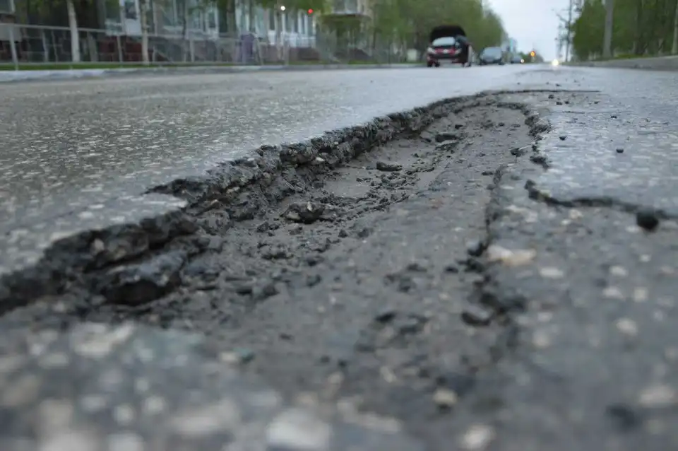 В ямах на дорогах Кропивницького висадили картоплю (ВІДЕО) фото 1