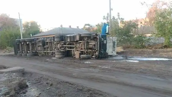 На Кіровоградщині перекинулася фура, кілька тонн сої засипали вулицю (ФОТО) фото 5