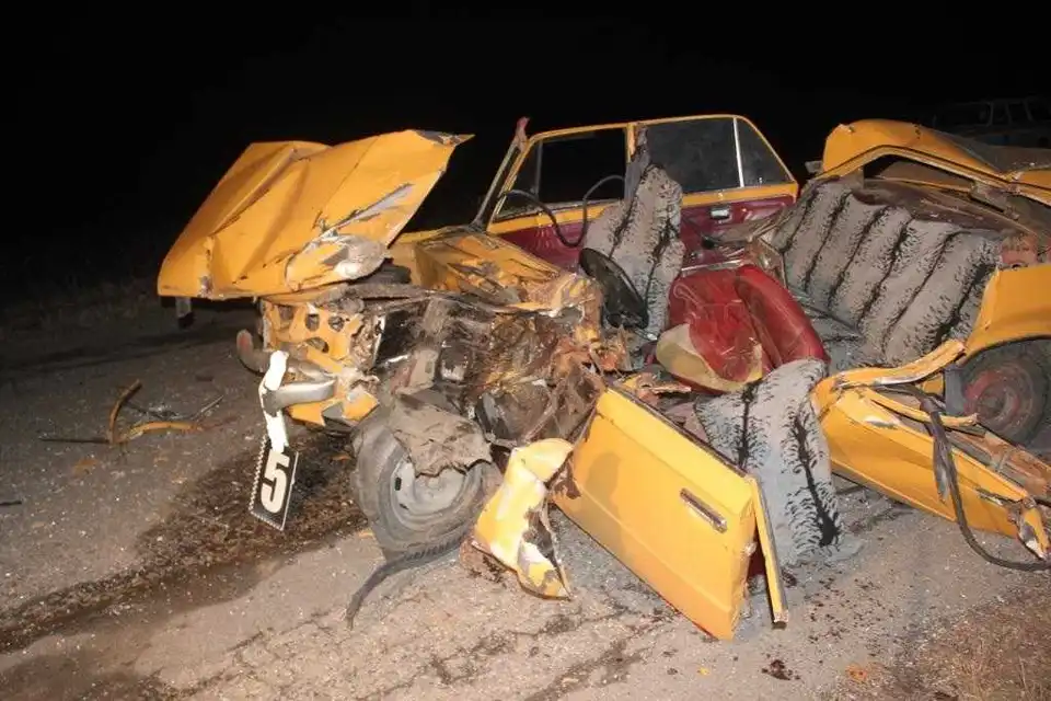 На Кіровоградщині легковик зіткнувся з трактором. Водій легковика загинув (фото) фото 4