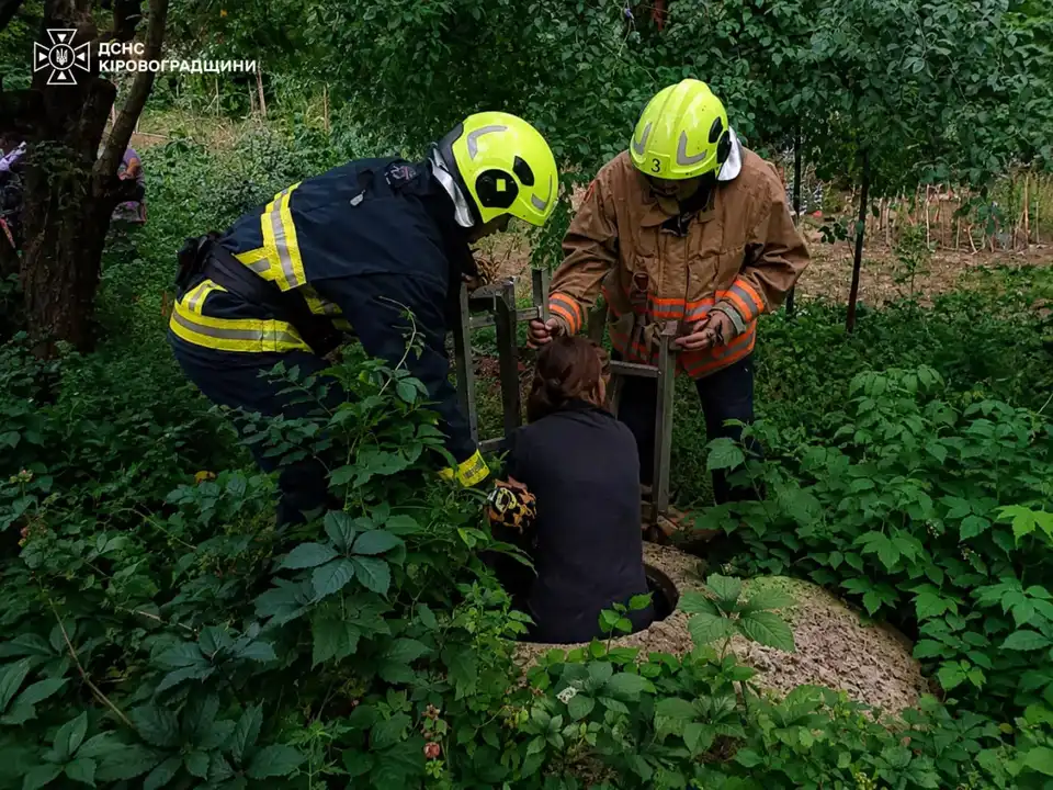 Рятувальники дістали жінку з каналізаційного колектора у Кропивницькому