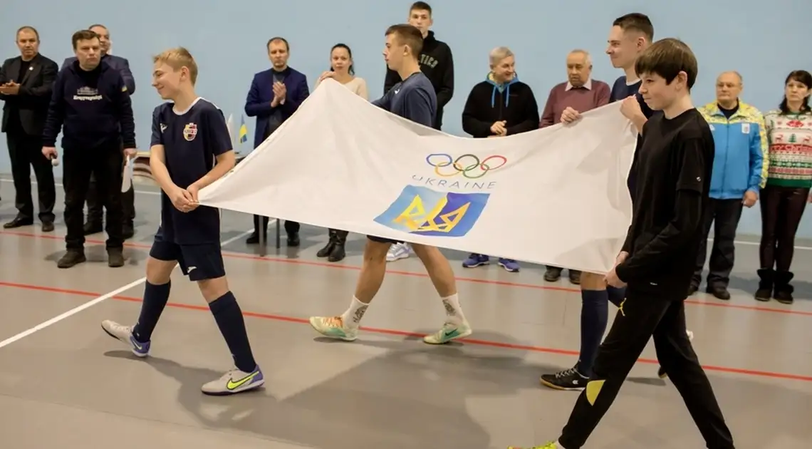 Піднімають Олімпійський прапор