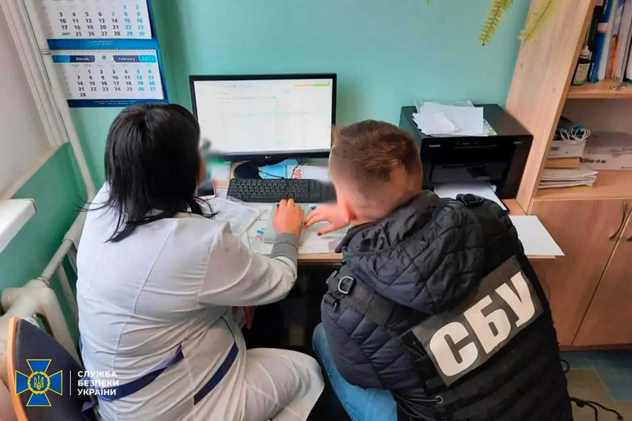 У Кpопивницькому СБУ викpила сімейних лікаpів, які пpодавали фейкові COVID-сеpтифікати (ФОТО) фото 1