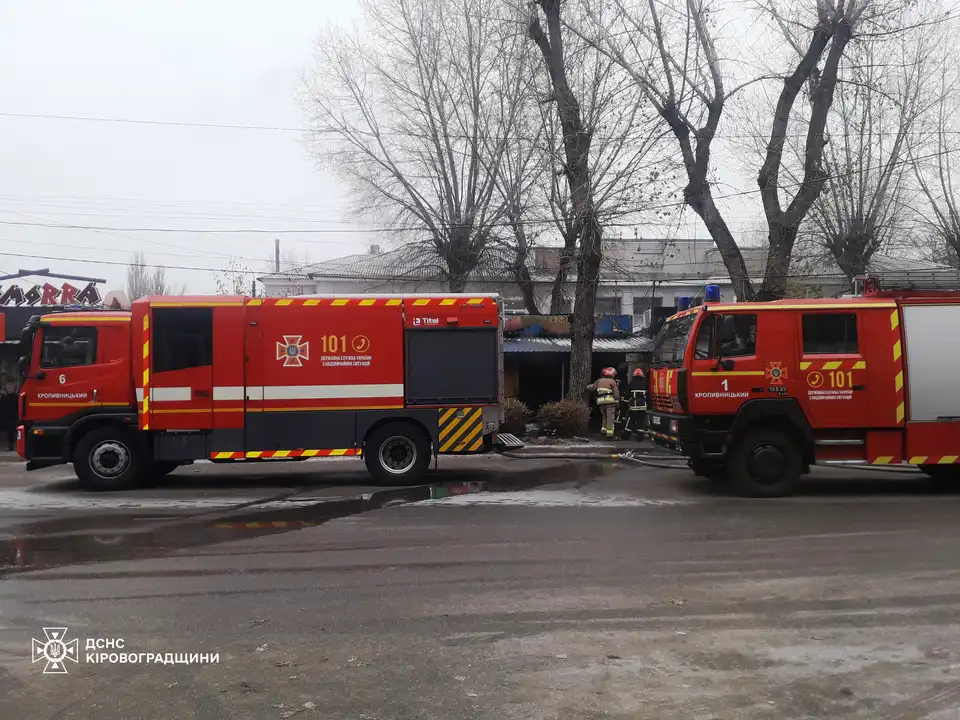 горить кіоск на Новомиколаївці