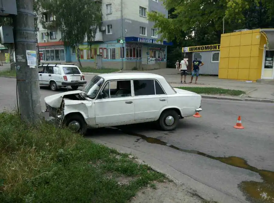 У Кропивницькому влетів у стовп ВАЗ 2101, водія терміново шпиталізували (ФОТО)