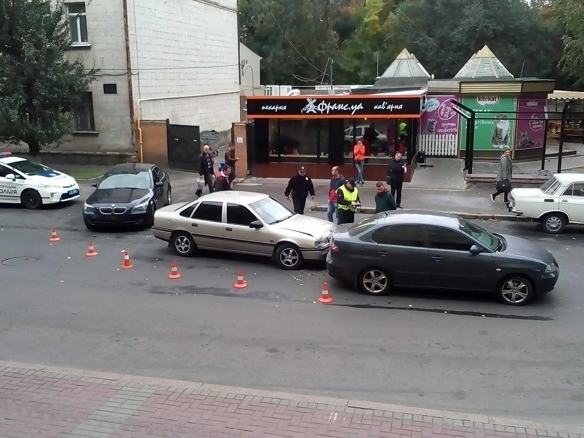 «Більярд» у Кропивницькому: «BMW» ударив «Opel», «вибивши» «SEAT» (ФОТО) фото 1