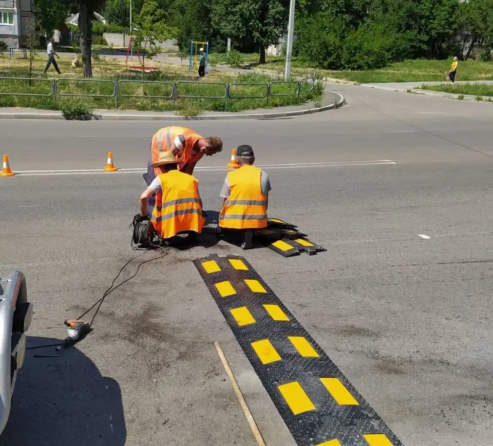 У Кропивницькому на одній із вулиць встановили "лежачих поліцейських" (ФОТО) фото 2