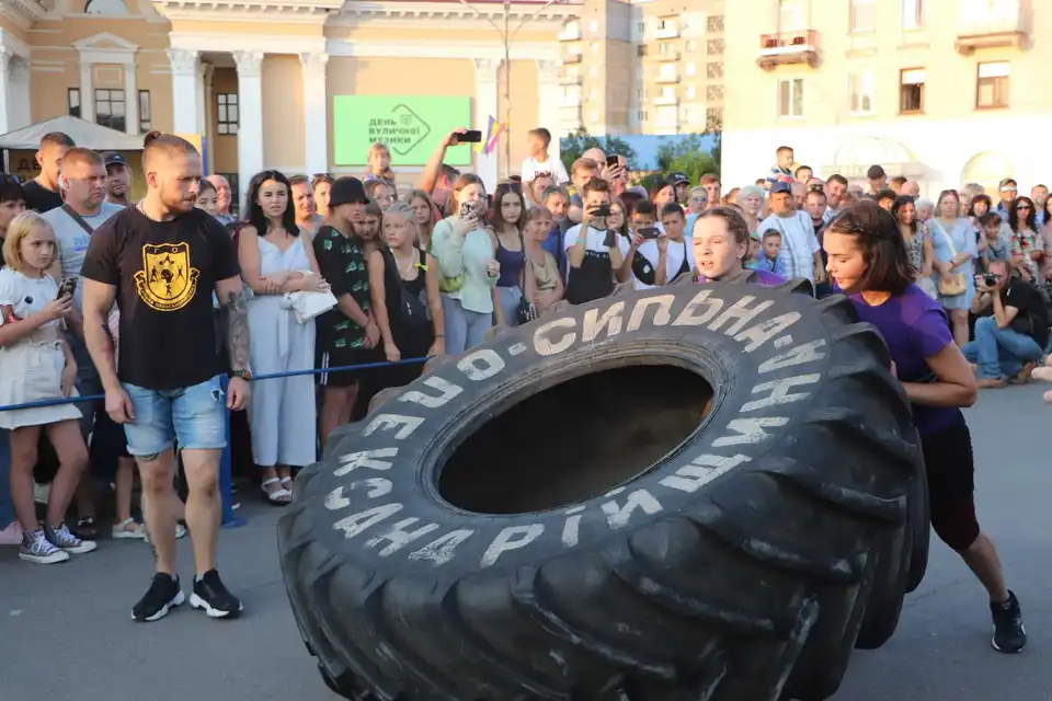 В Олександрiї дiвчата встановили рекорд із перекидання покришки вагою 270 кг (ФОТО) фото 1