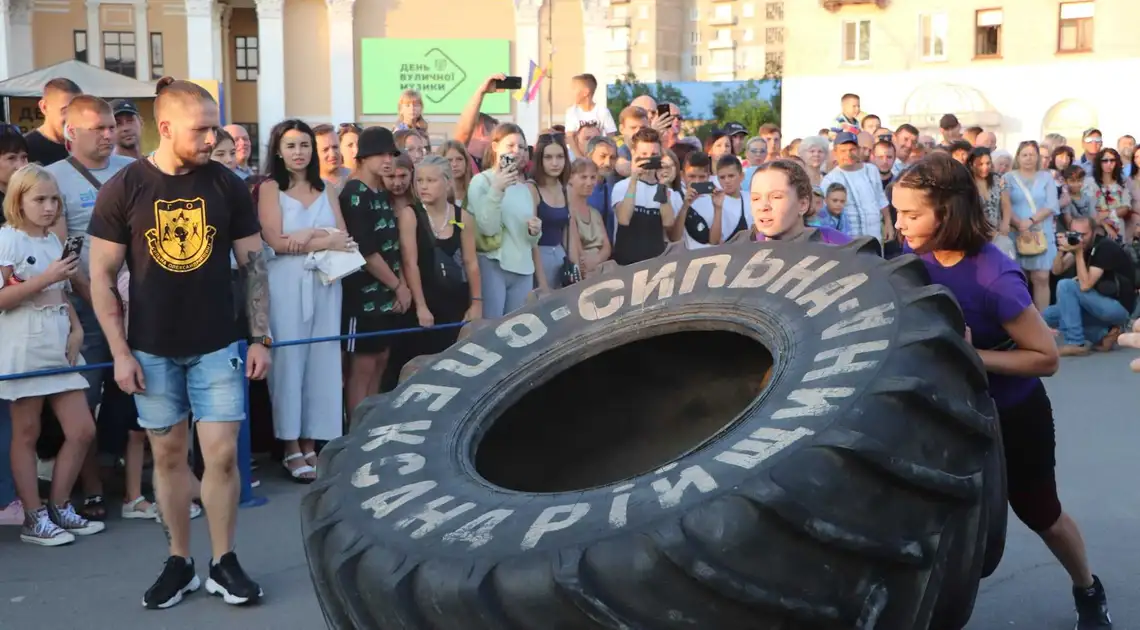 В Олександрiї дiвчата встановили рекорд із перекидання покришки вагою 270 кг (ФОТО) фото 1