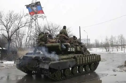 Бронетехніка «ЛНР» атакувала Новолуганське, ЗСУ відповіли «мінською» зброєю (ВІДЕО)